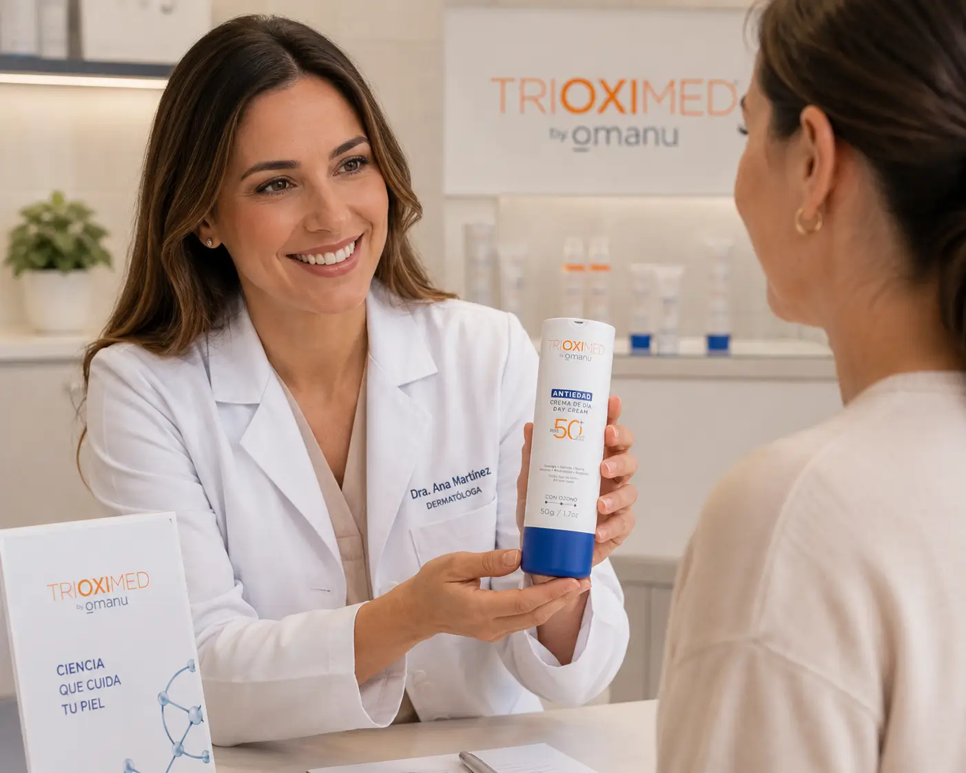 Dermatóloga recomendando la Crema Antiedad de Día FPS 50+ de Trioximed durante una consulta para ayudar a prevenir los signos visibles del envejecimiento de la piel.